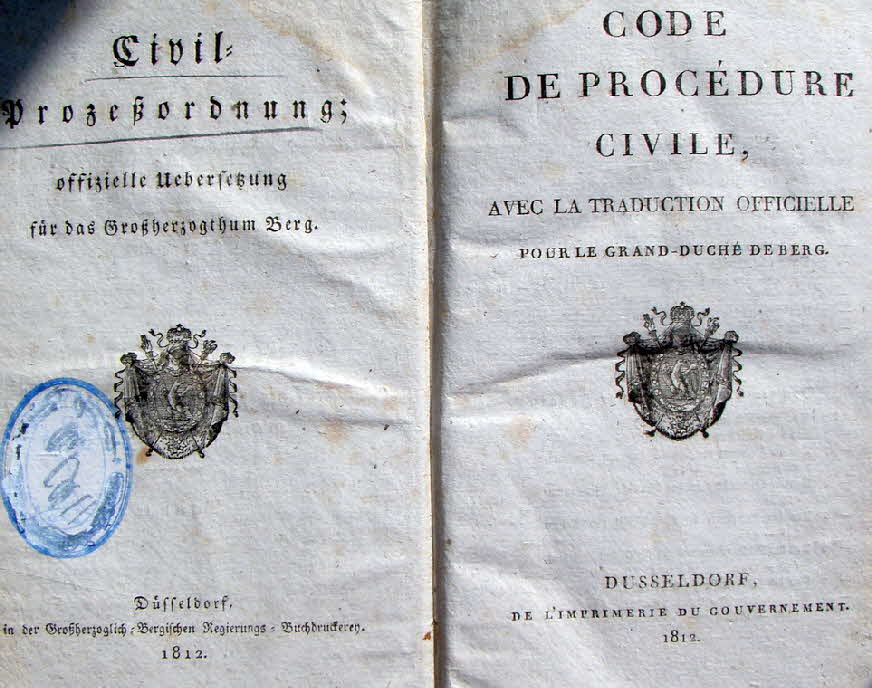 Der Code civil, oft auch Code Napolon genannt, ist das franzsische Gesetzbuch zum Zivilrecht, das von Napoleon Bonaparte am 21. Mrz 1804 eingefhrt wurde. Mit dem Code civil schuf Napoleon ein bedeutendes Gesetzeswerk der Neuzeit. In Frankreich ist es in wesentlichen Teilen noch heute gltig.
Der Titel lautete ursprnglich Code civil des Franais (Zivilgesetzbuch der Franzosen). Zu Ehren des Kaisers war zwischen 1807 und 1815 Code Napolon die offizielle Bezeichnung, dann nochmals zwischen 1853 und 1871 unter Napoleon III.
In den von Napoleon besetzten oder beeinflussten Gebieten wurden meist beide und auch die anderen der Cinq codes (fnf Gesetzbcher) eingefhrt, auch wenn meist nur der Code civil erwhnt wird.
Grossherzogtum Berg bei Dsseldorf - 1812 - 13 x 20 cm - 150 Seiten -  59 € mtl./K 350 €