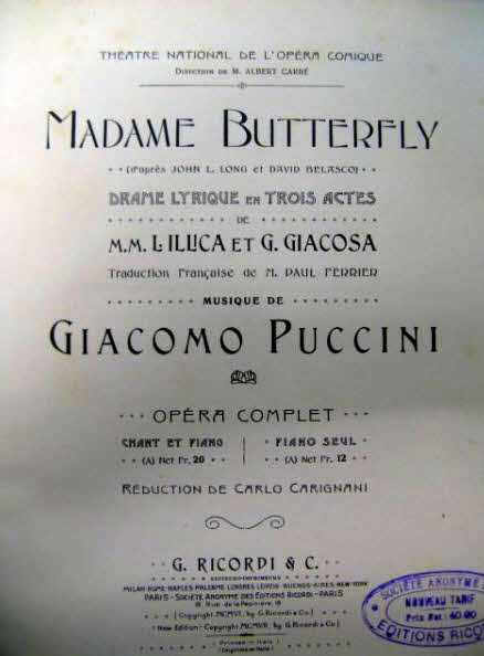 Giacomo Puccini (* 22. Dezember 1858 in Lucca;  29. November 1924 in Brssel) war ein italienischer Komponist.

Madama Butterfly. Tragedia giapponese (2 Akte). Libretto Luigi Illica, Giuseppe Giacosa. Erstauffhrung 17. Februar 1904 Mailand (Teatro alla Scala)
Revidierte Fassung Erstauffhrung 28. Mai 1904 Brescia (Teatro Grande)
2. revidierte Fassung Erstauffhrung 10. Juli 1905 London (Royal Opera House)
3. revidierte Fassung Erstauffhrung 28. Dezember 1905 Paris (Opra-Comique)
Libretto in frz.Sprache - 39 € mtl./K 350 €